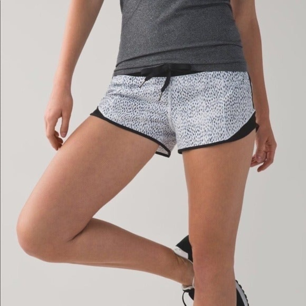 Lululemon Hotty Hot Short Dottie Dash White Black